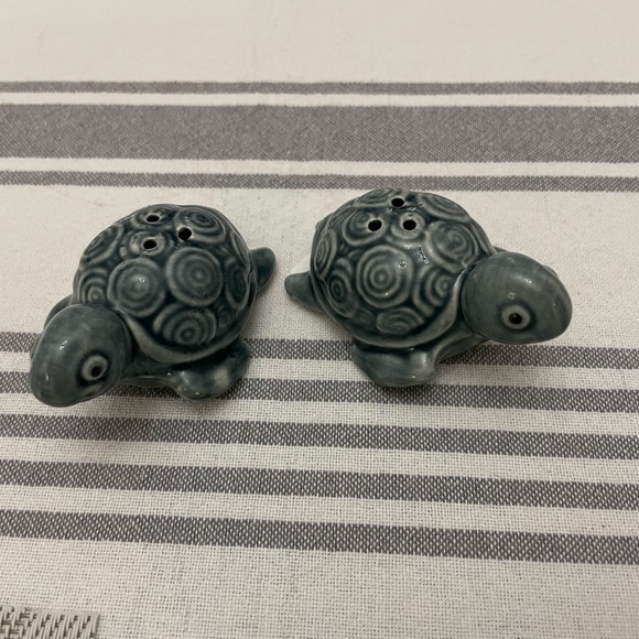 3/$10 Turtle Salt & Pepper Shakers- Cracker Barrel - Picture 11 of 12